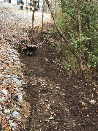 Trail wheelbarrow